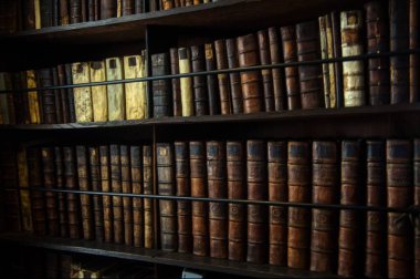 Kütüphanedeki eski kitap.