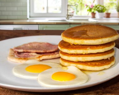 Pastırmalı ev yapımı krep, kızarmış yumurta ve yeşil akçaağaç şurubu.
