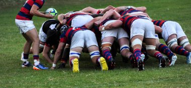 Rugby oyuncuları sahada oynuyor