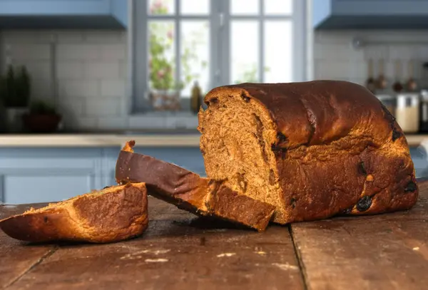 Köy ahşap bir masada taze pişmiş bir somun meyveli ekmek..