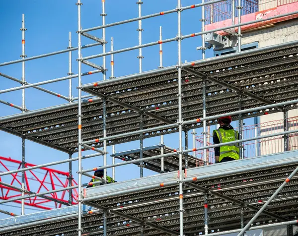 Şehirde inşaat işçisi