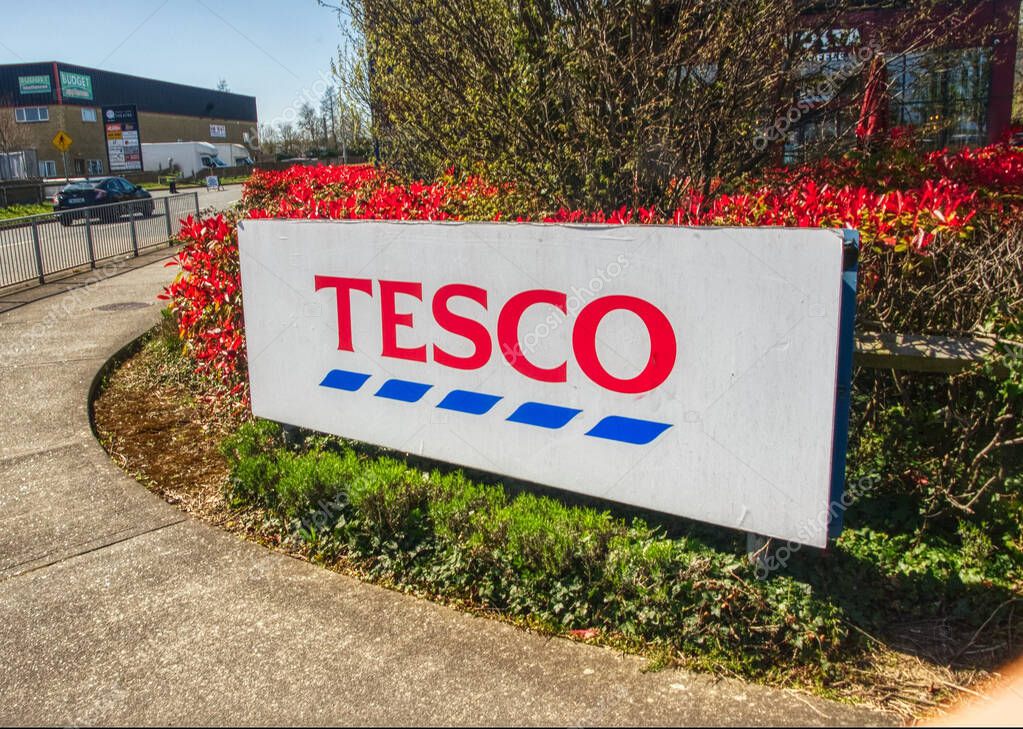 A tesco supermarket sign