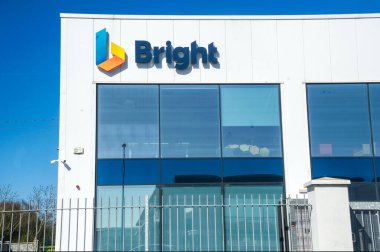 Şirketin logosu parlak.