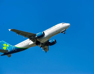 Aer lingus yolcu uçağı kalkıyor.