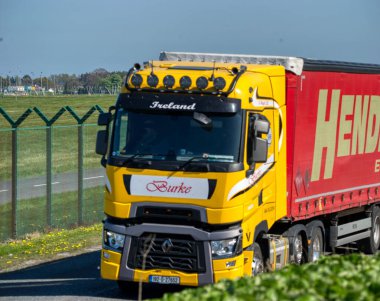 Dublin İrlanda yolunda ağır bir araç var.