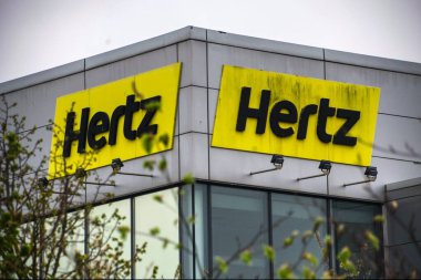 Hertz araba kiralama tabelası.