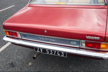 kırmızı bir Vauxhall arabası ve bir çizmesi var.