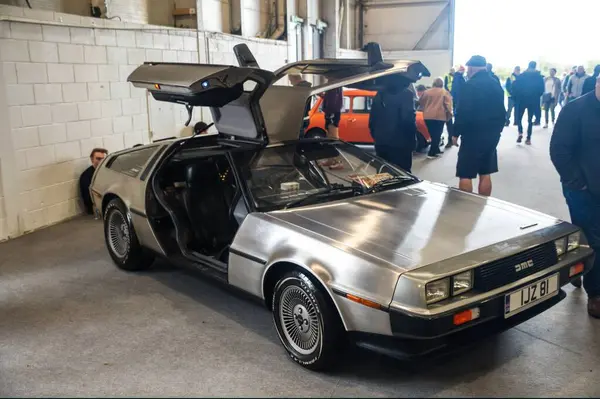 İrlanda 'daki bir gösteride eski bir Lorean arabası..