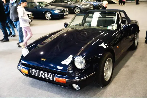 Klasik bir TVR spor araba.