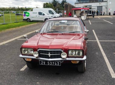 Yere park edilmiş eski model bir araba.