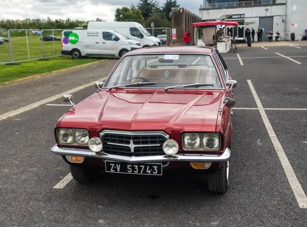 Yere park edilmiş eski model bir araba.