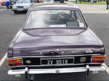 Şehirde eski model bir araba.