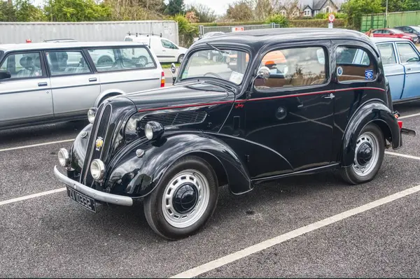 Sokakta eski bir araba.