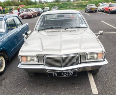 Şehirdeki eski araba.