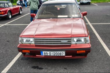 Şehirdeki eski araba.