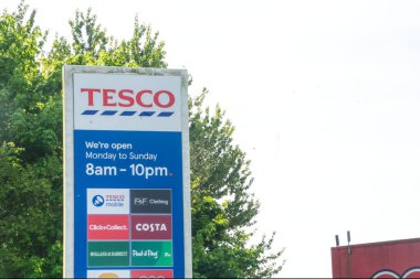 Londra, İngiltere - takriben Eylül 219: Londra 'daki süpermarket işaretinin girişi