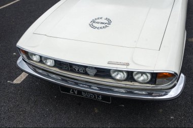 Şehirdeki eski araba.