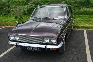 Sokakta eski bir araba