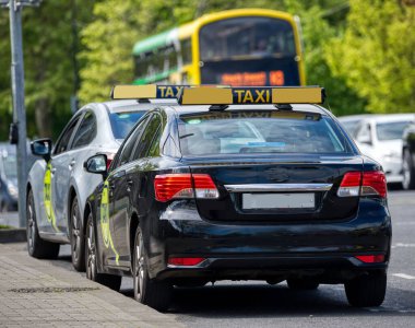 İrlanda 'da bir Dublin caddesinde taksiler