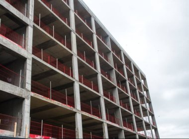 Metal iskeleli bir inşaat alanı.