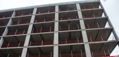 Yeni apartman inşaatı devam ediyor 