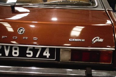 Eski bir Ford Capri arabası.