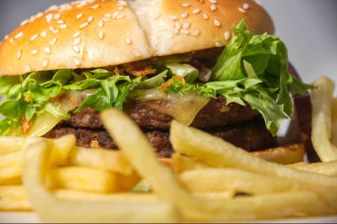 Beyaz arkaplanda hamburger