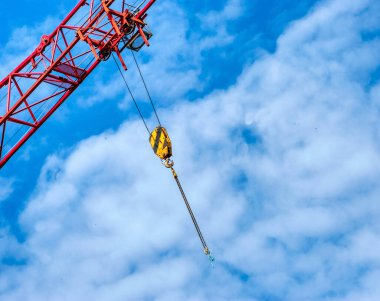 İnşaat vinci ve mavi gökyüzünde bina