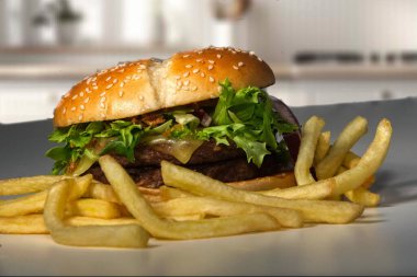 Hamburger ve patates kızartması.