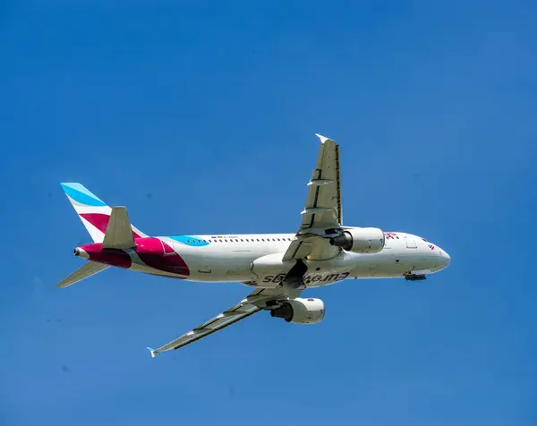 Ticari yolcu uçağının fotoğrafı.