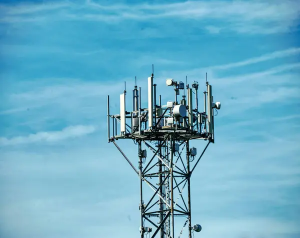 bir baz istasyonu ve mavi gökyüzü