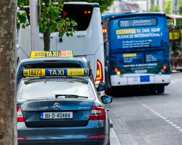 Dublin Şehri İrlanda 'da kiralık taksiler.