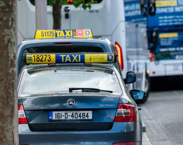 Dublin Şehri İrlanda 'da kiralık taksiler.