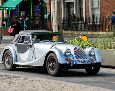 Dublin 'de bir caddede klasik Morgan arabası.