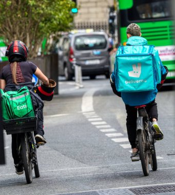 Trafikte fast food dağıtım işçileri 
