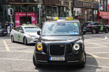 Dublin İrlanda 'da sokakta siyah bir taksi.
