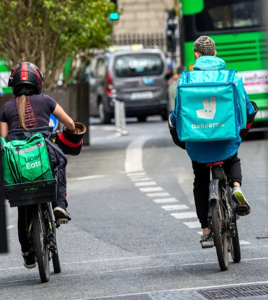 Trafikte fast food dağıtım işçileri 