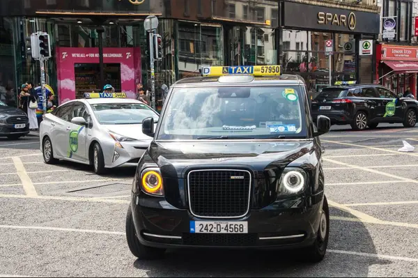 Dublin İrlanda 'da sokakta siyah bir taksi.
