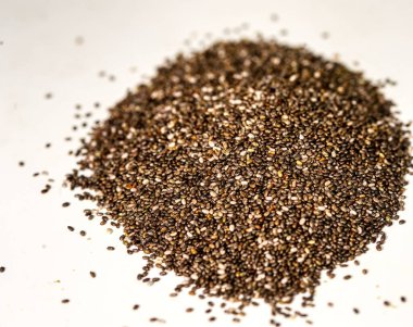 Siyah chia tohumları beyaz arkaplanda izole.