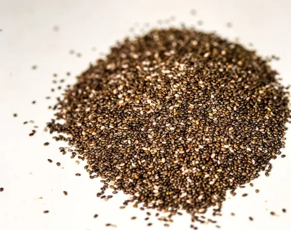 Siyah chia tohumları beyaz arkaplanda izole.