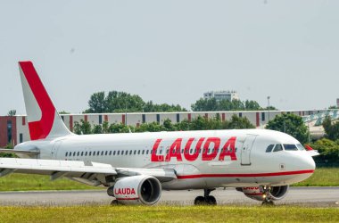 Bir Lauda ticari yolcu uçağı.