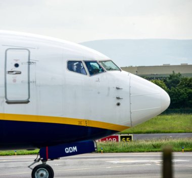 Uçak pistinde bir uçak.