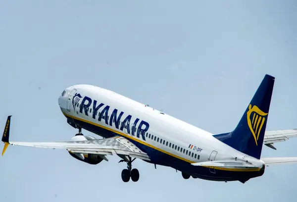 bir ryanair ticari yolcu uçağı