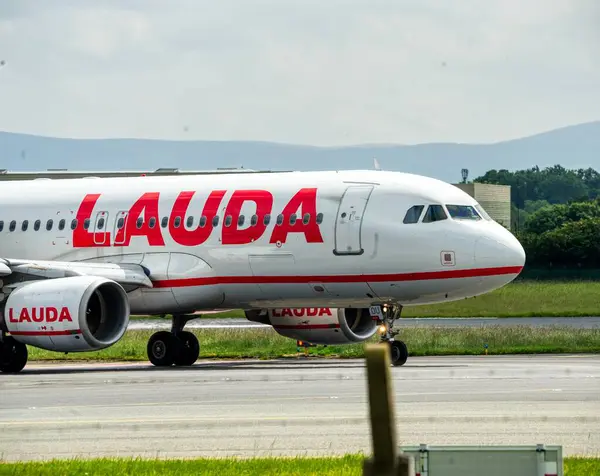 Bir Lauda ticari yolcu uçağı.