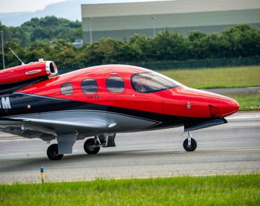 Havaalanında kırmızı jet motoru.