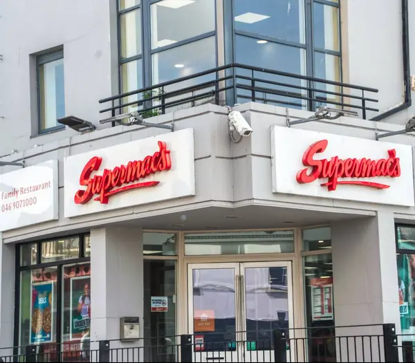 İrlanda 'daki Supermac fast food restoranı.