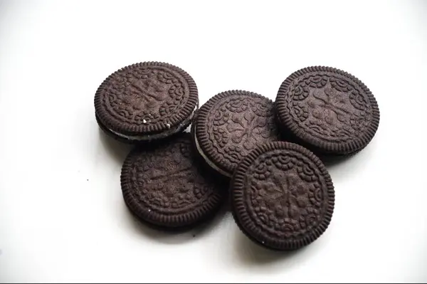 Beyaz arkaplanda çikolata parçacıkları