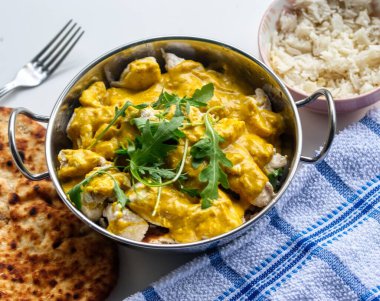 Kavanozda pilav ve tavuk olan Hint yemeği.