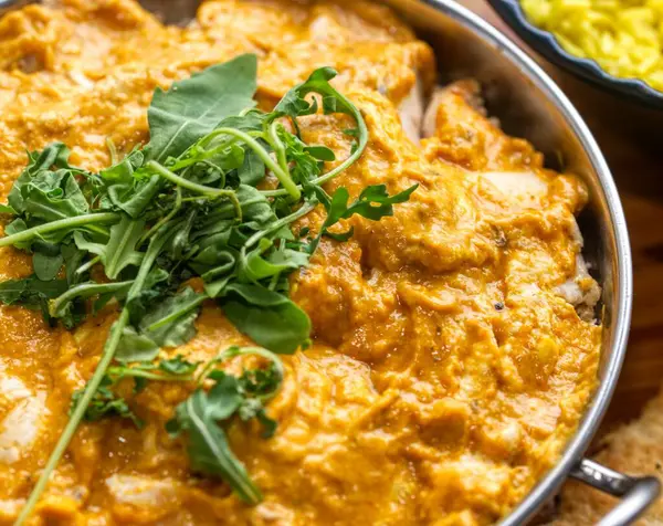 Basmati pilavlı tavuk tikka masala, Hint yemeği.