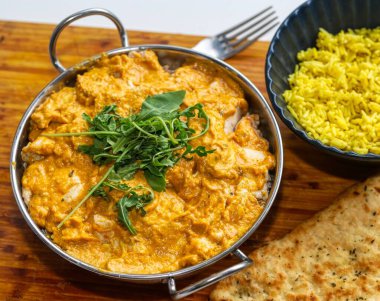 Metal bir tabakta tavuk korması